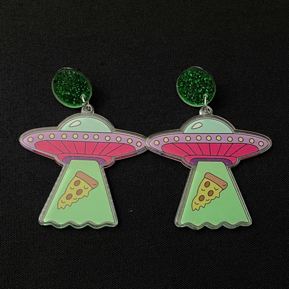 UFO Beaming Up a Slice of Pizza - Picture 4 of 6